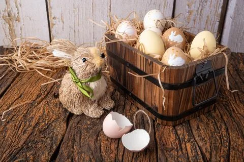 Easter decorations, straw rabbit and beautiful hand-painted eggs for the Ea.. 스톡 사진