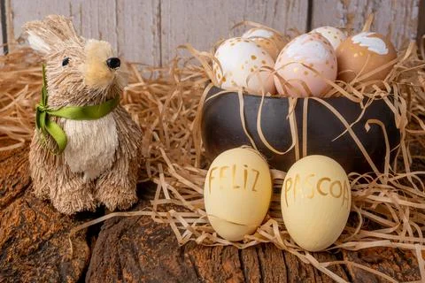 Easter decorations, straw rabbit and beautiful hand-painted eggs for the Ea.. 스톡 사진