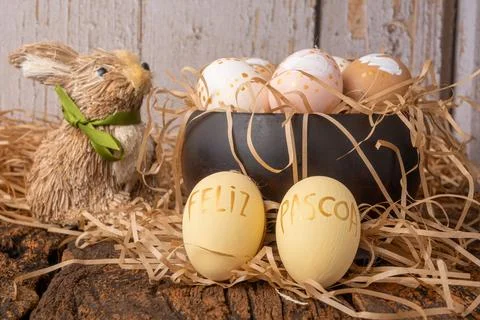 Easter decorations, straw rabbit and beautiful hand-painted eggs for the Ea.. Foto stock