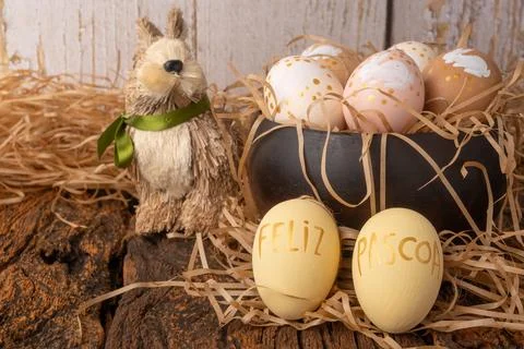 Easter decorations, straw rabbit and beautiful hand-painted eggs for the Ea.. Foto stock