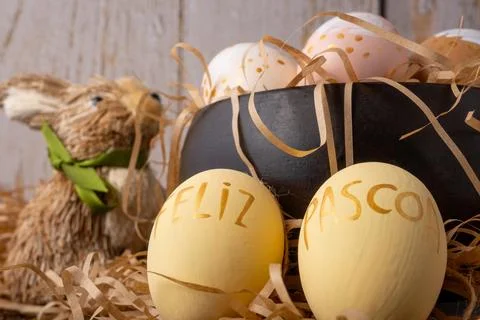 Easter decorations, straw rabbit and beautiful hand-painted eggs for the Ea.. 스톡 사진
