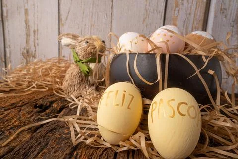 Easter decorations, straw rabbit and beautiful hand-painted eggs for the Ea.. Foto stock