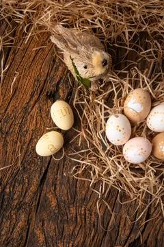Easter decorations, straw rabbit and beautiful hand-painted eggs for the Ea.. Foto stock