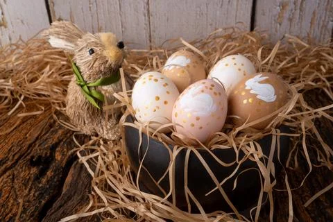 Easter decorations, straw rabbit and beautiful hand-painted eggs for the Ea.. 스톡 사진