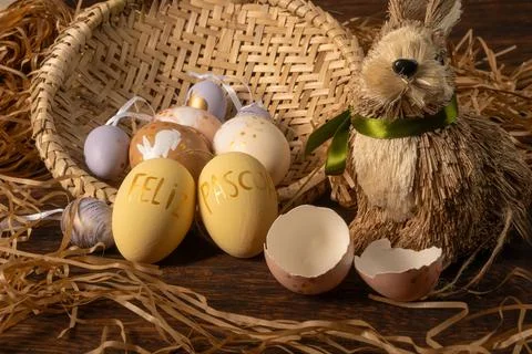 Easter decorations, straw rabbit and beautiful hand-painted eggs for the Ea.. 스톡 사진