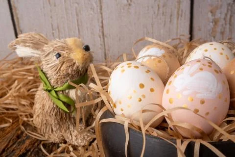 Easter decorations, straw rabbit and beautiful hand-painted eggs for the Ea.. 스톡 사진