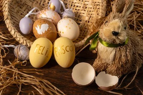 Easter decorations, straw rabbit and beautiful hand-painted eggs for the Ea.. Foto stock