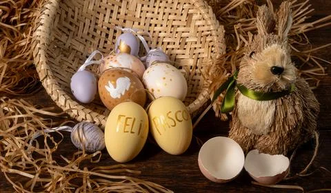 Easter decorations, straw rabbit and beautiful hand-painted eggs for the Ea.. 스톡 사진