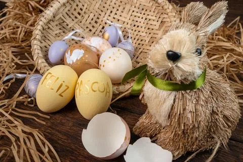 Easter decorations, straw rabbit and beautiful hand-painted eggs for the Ea.. Foto stock