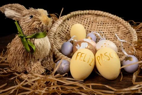 Easter decorations, straw rabbit and beautiful hand-painted eggs for the Ea.. Foto stock