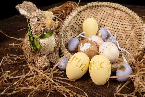 Easter decorations, straw rabbit and beautiful hand-painted eggs for the Ea.. 스톡 사진