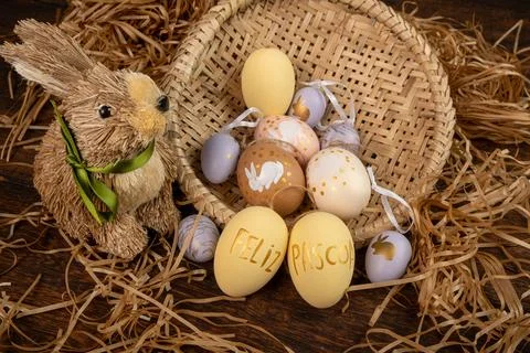 Easter decorations, straw rabbit and beautiful hand-painted eggs for the Ea.. 스톡 사진