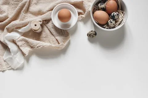 Easter decorative frame, banner. Spring still life with natural quail and hen Fotos Stock