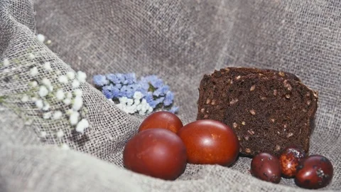 Easter, Easter eggs, bread and flowers 库存影片 73440660