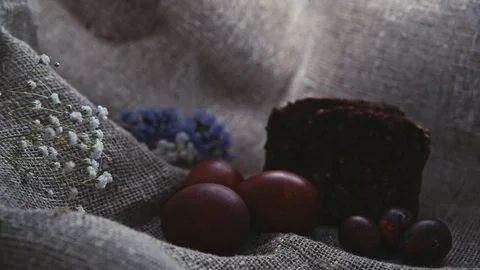 Easter, Easter eggs, bread and flowers Vídeos de archivo 73440761