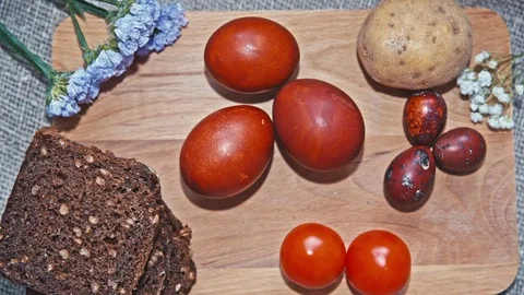 Easter, Easter eggs, flowers and bread on the Board Vidéo 73438095