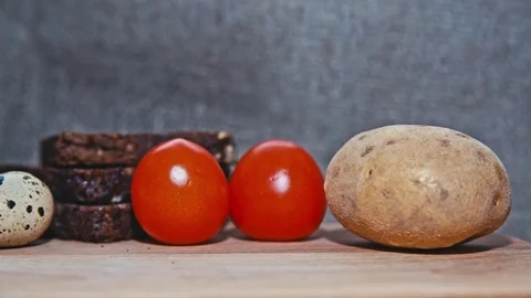 Easter, Easter eggs, potatoes and tomatoes 库存影片 73434024