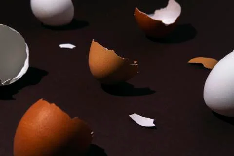 Easter egg and eggshell 스톡 사진