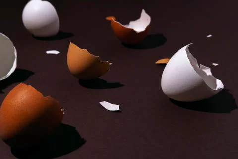 Easter egg and eggshell 스톡 사진