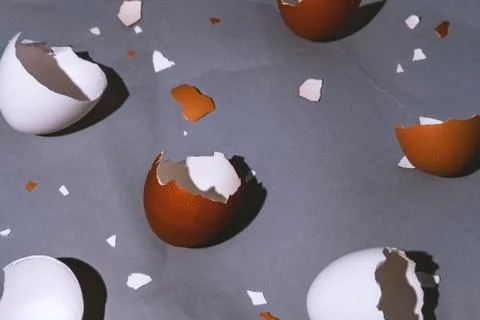 Easter egg and eggshell 스톡 사진