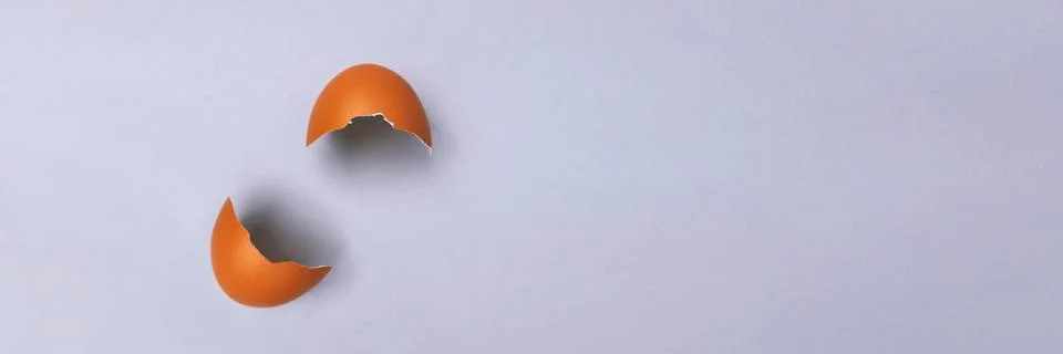 Easter egg and eggshell Stock Photos