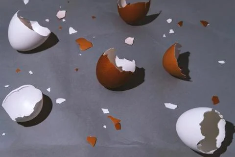 Easter egg and eggshell Stockfoto's