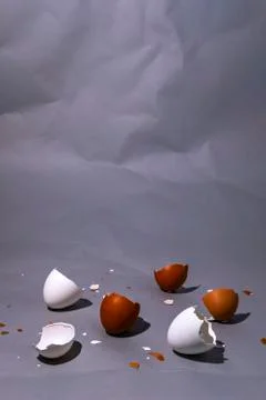 Easter egg and eggshell 스톡 사진