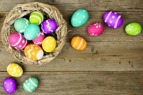 Easter egg border with nest over an old wood background Стоковые фото