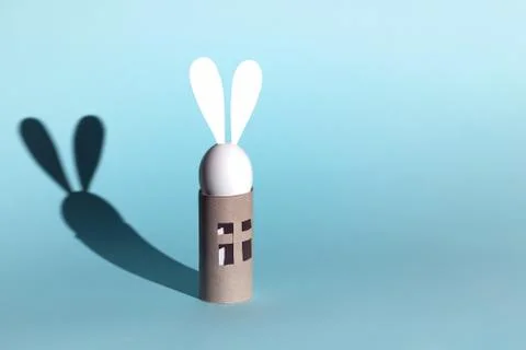 Easter egg bunny on self-insulation. In the toilet paper cabin. A concept on  Stockfoto's