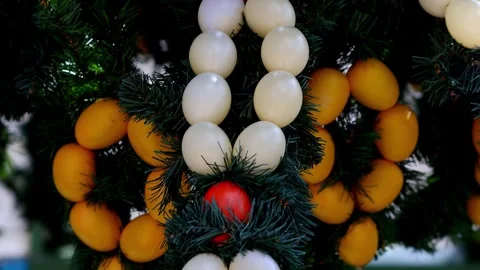 Easter egg decoration in the spring sun 4k 25fps video Vidéo 330611307