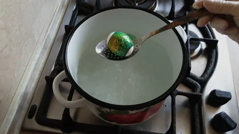 Easter-Egg Decoration Thermal Covers Shrink-Film in peacock style 库存影片 153343699