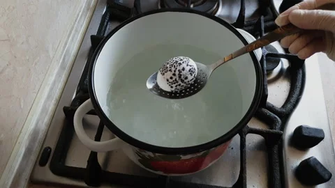 Easter-Egg Decoration Thermal Covers Shrink-Film in snow leopard style 库存影片 153343811