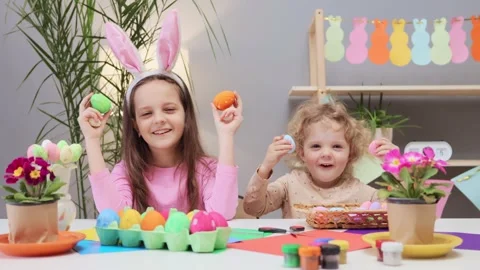 Easter egg design session. Painting Easter egg shells. DIY Easter egg colors. Stockbeeldmateriaal 293238481