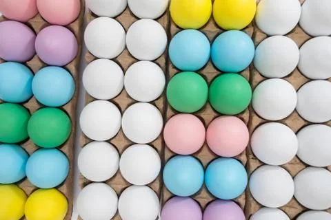 Easter egg festive background: different colored eggs on a table top Stock-Fotos