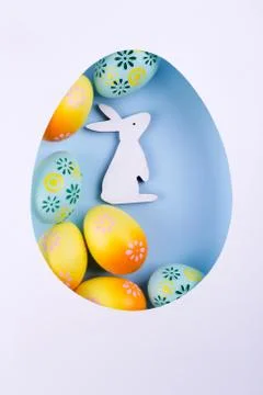 Easter egg frame made of paper, colorful painted chicken eggs, Foto stock