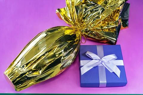 Easter egg with a gift. Fotos Stock