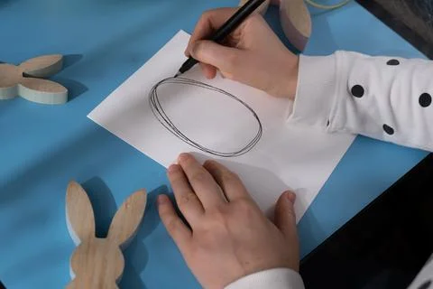 EASTER egg made of rope and feathers Sustainable preparation Diy process of 스톡 사진