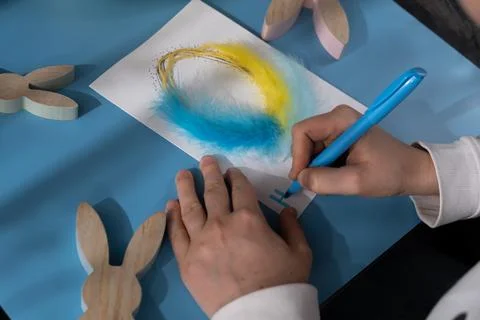 EASTER egg made of rope and feathers Sustainable preparation Diy process of Foto stock