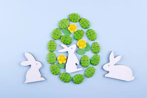 Easter egg made of sugar candy eggs, bunny on blue background. Foto stock