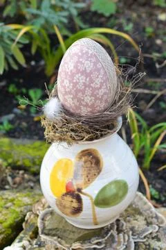 Easter egg in nest Stock-Fotos