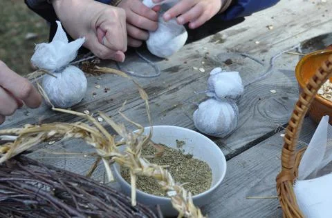 Easter egg painting process. Using natural ingredients - onion bark 스톡 사진