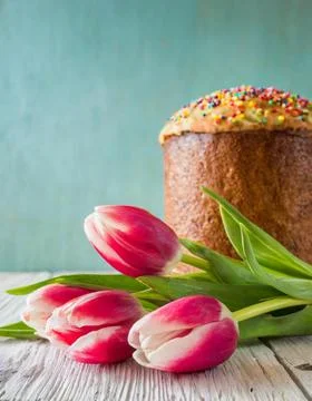 Easter egg panettone bread cake background Happy easter spring holiday tulip Foto stock