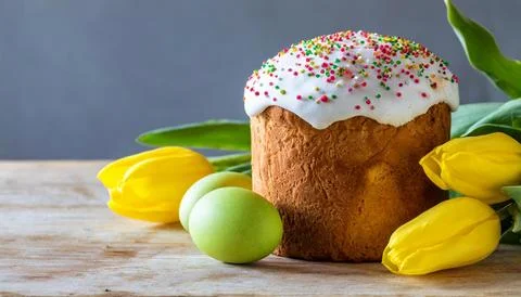 Easter egg panettone bread cake background Happy easter spring holiday tulip Foto stock