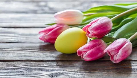Easter egg panettone bread cake background Happy easter spring holiday tulip Foto stock