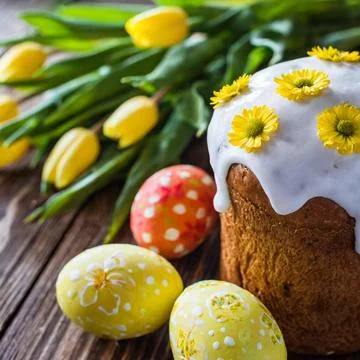 Easter egg panettone bread cake background Happy easter spring holiday tulip Stock-Fotos
