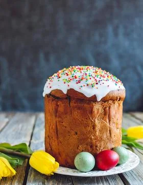 Easter egg panettone bread cake background Happy easter spring holiday tulip Foto stock