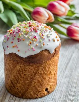 Easter egg panettone bread cake background Happy easter spring holiday tulip Stock-Fotos