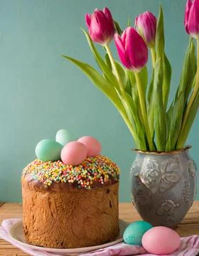 Easter egg panettone bread cake background Happy easter spring holiday tulip Stock-Fotos