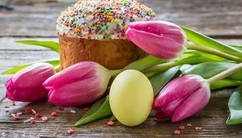 Easter egg panettone bread cake background Happy easter spring holiday tulip Foto stock