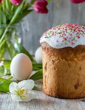 Easter egg panettone bread cake background Happy easter spring holiday tulip Stock-Fotos